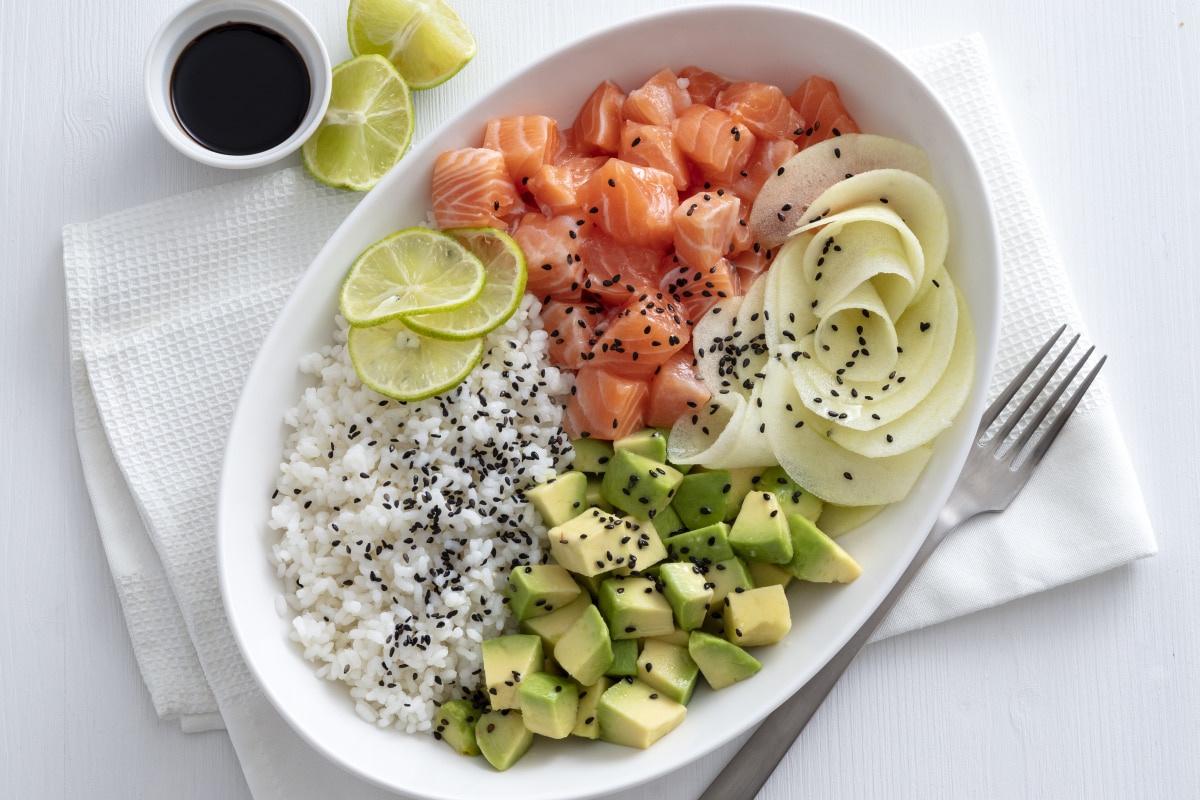 Poke-Bowl mit Lachs und Obst