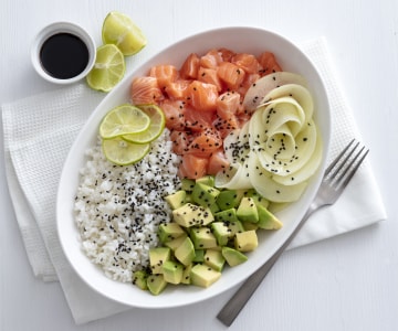 Poke-Bowl mit Lachs und Obst