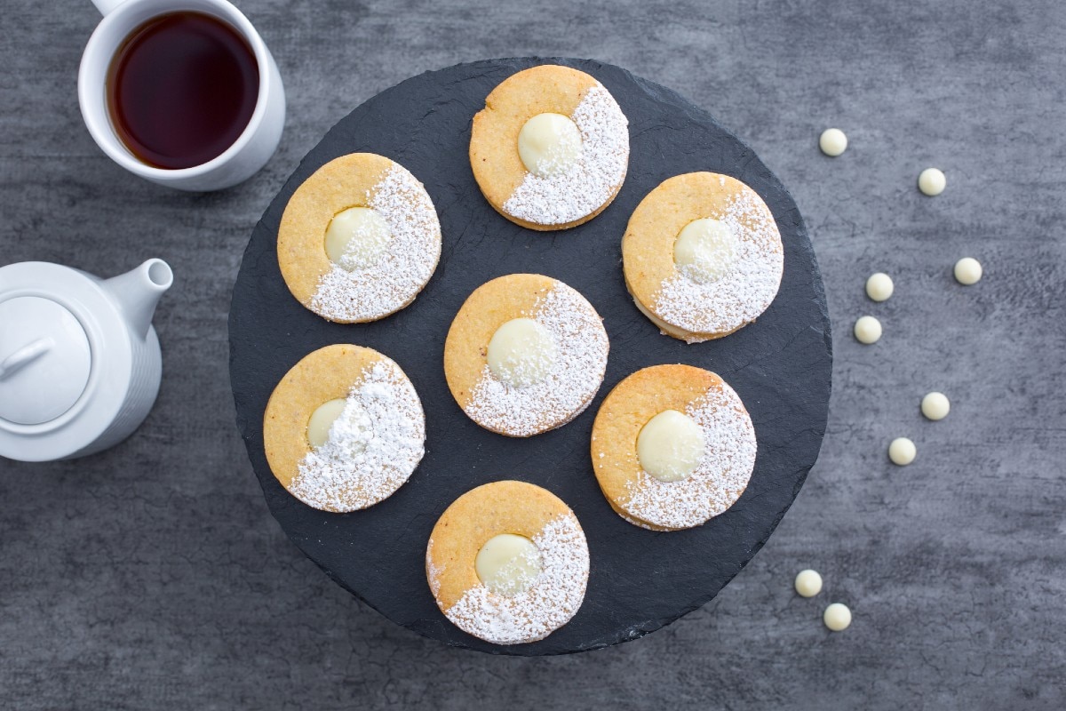 Kekse mit weißer Schokoladencreme