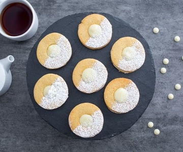 Kekse mit weißer Schokoladencreme