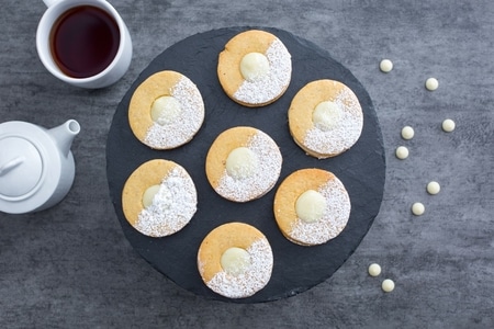 Kekse mit weißer Schokoladencreme