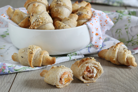 Blätterteig-Croissants mit Lachs