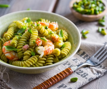 Pasta mit Pistazienpesto und Garnelen