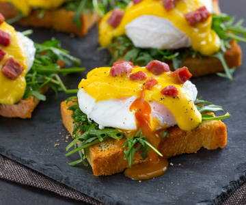 Crostino mit Eggs Benedict und Speck