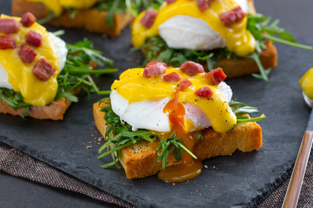 Crostino mit Eggs Benedict und Speck