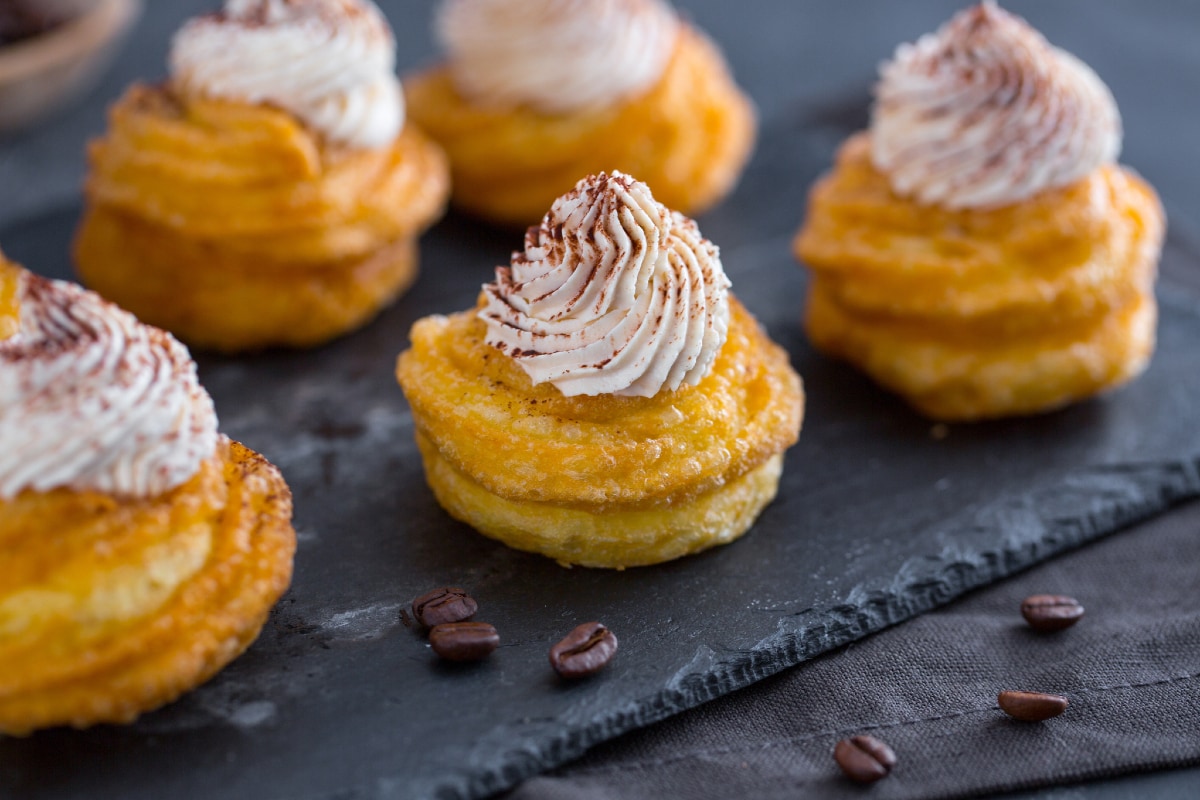Zeppole mit Mascarpone- und Kaffeesahne