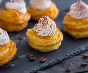 Zeppole mit Mascarpone- und Kaffeesahne