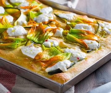Kartoffelfocaccia mit Burrata und Zucchiniblüten