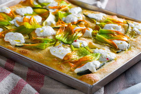 Kartoffelfocaccia mit Burrata und Zucchiniblüten