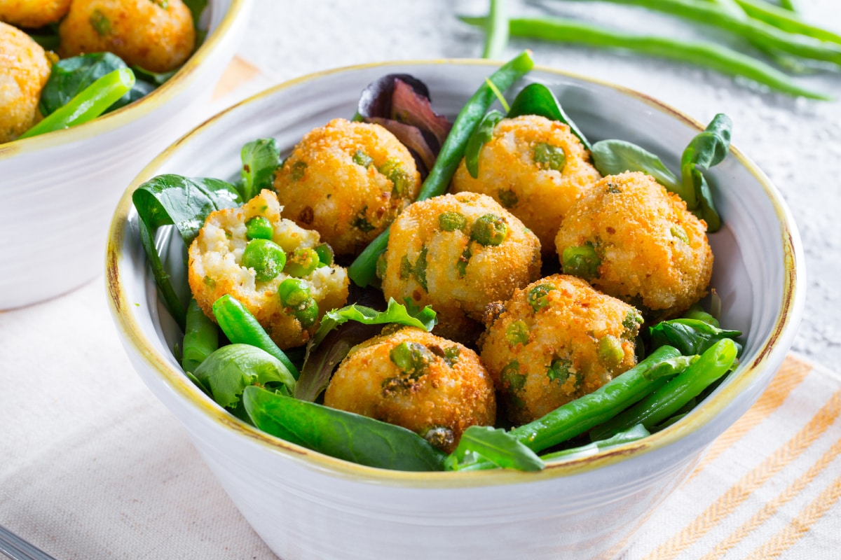 Reisbällchen und Salat