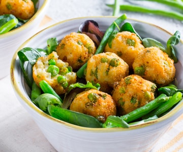 Reisbällchen und Salat