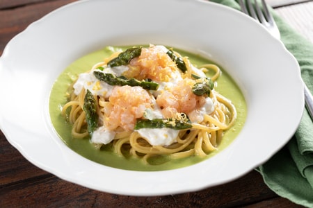Linguine mit Scampi, Burrata und Spargel