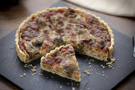 Quiche mit Artischocken und Wurst