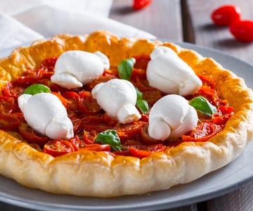 Herzhafter Kuchen mit Knoten und confierten Tomaten