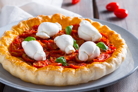 Herzhafter Kuchen mit Knoten und confierten Tomaten