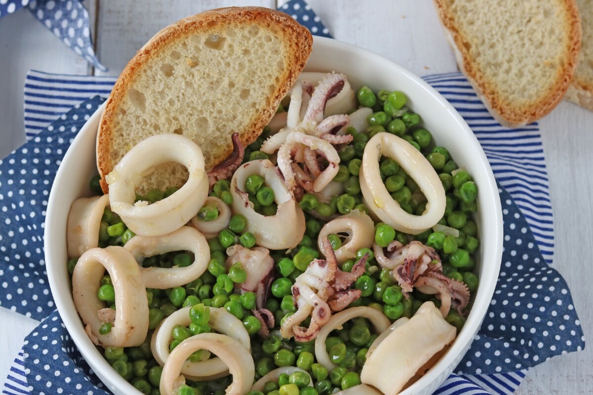 Tintenfische mit Erbsen