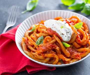 Pici mit Datteltomaten und Ricotta mit Zitronenaroma