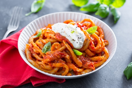 Pici mit Datteltomaten und Ricotta mit Zitronenaroma