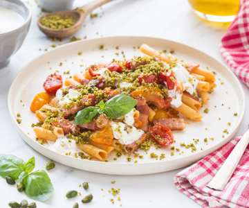 Ziti mit Tomaten, Speck und Stracciatella