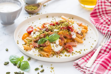 Ziti mit Tomaten, Speck und Stracciatella