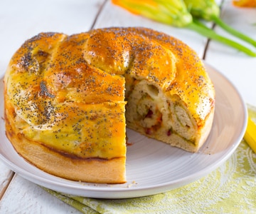 Rustikaler Kuchen mit Salami und Zucchiniblüten