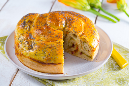 Rustikaler Kuchen mit Salami und Zucchiniblüten