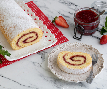 Biskuitrolle mit Marmelade