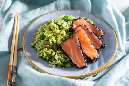 Reissalat mit Tataki-Lachs und Rucola