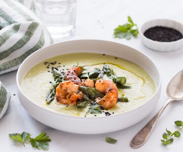 Spargelcremesuppe mit Garnelen