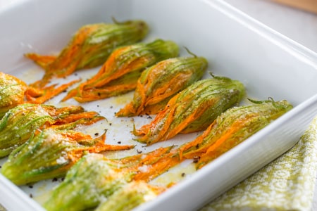 Im Ofen gebackene Zucchiniblüten mit Sardellen und Grana Padano