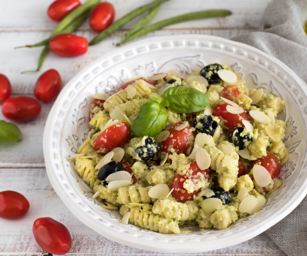 Pasta mit Bohnenpesto, Kirschtomaten und Oliven