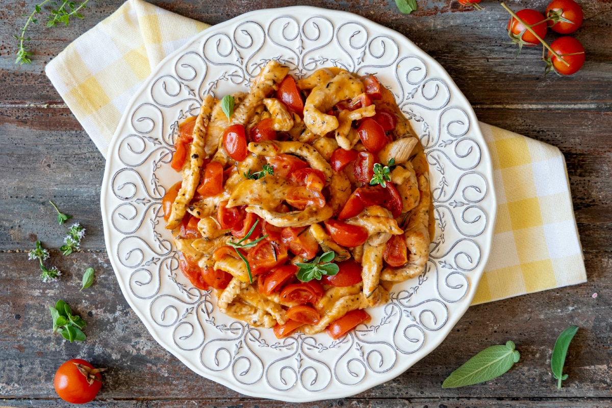 Putenstreifen mit Kirschtomaten