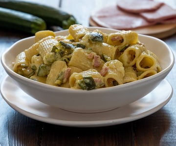 Pasta mit Zucchini und Schinken