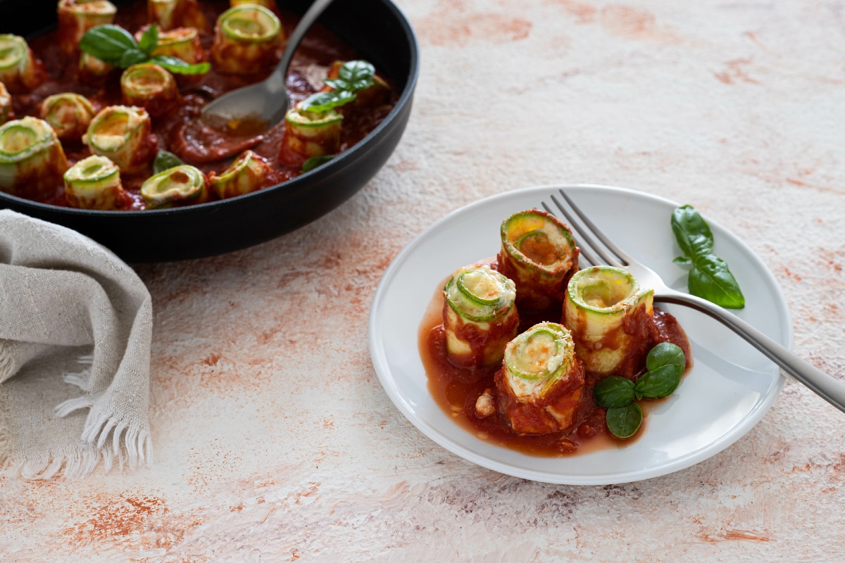 Zucchiniröllchen in Sauce