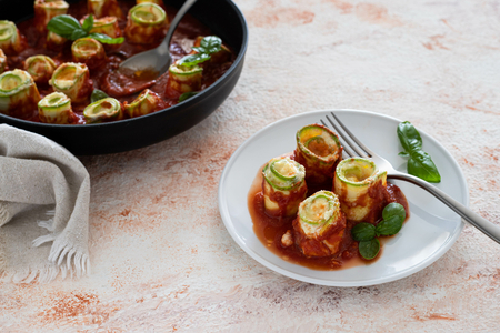 Zucchiniröllchen in Sauce