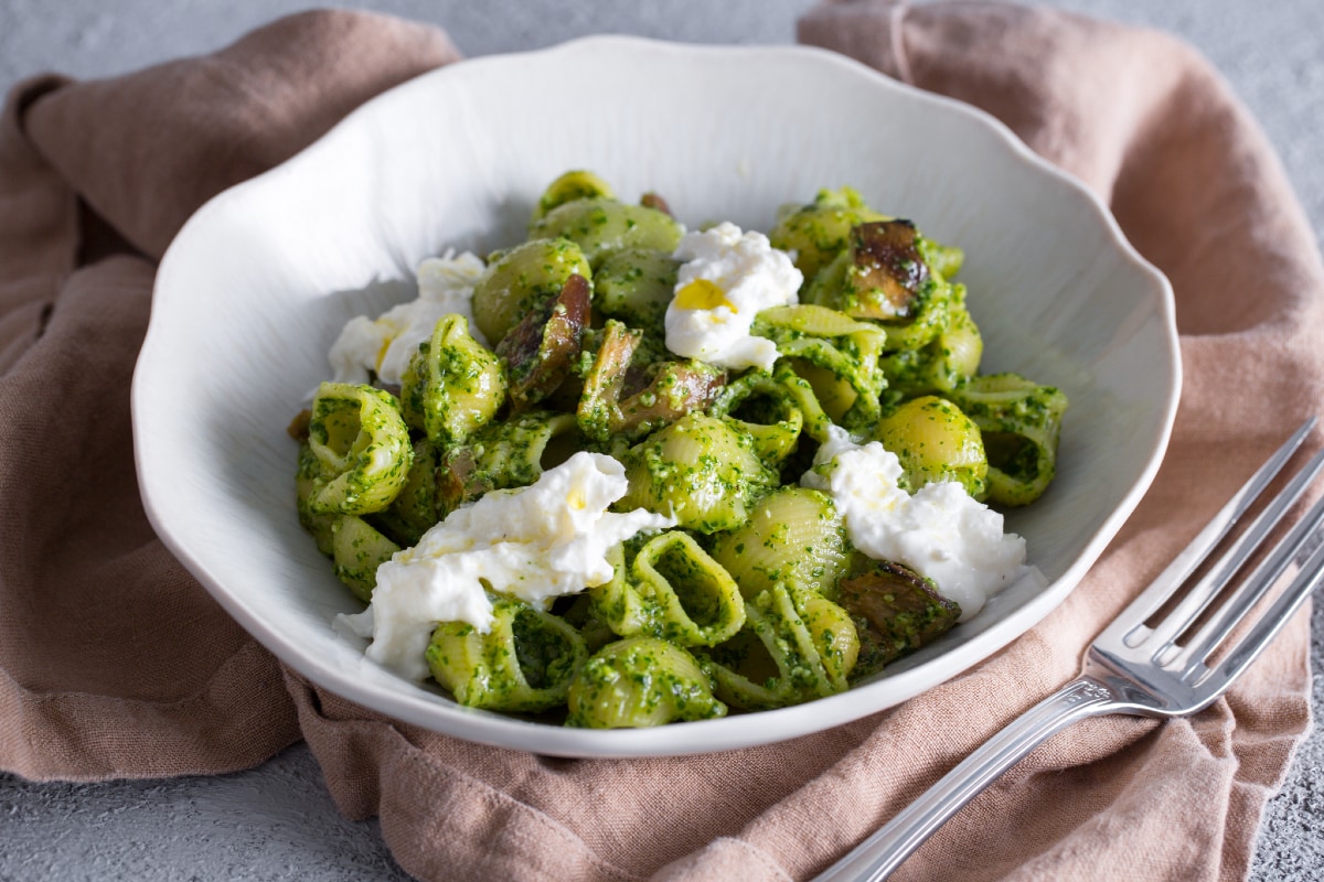Pasta mit Rucola-Pesto, in Öl eingelegte Auberginen und Stracciatella