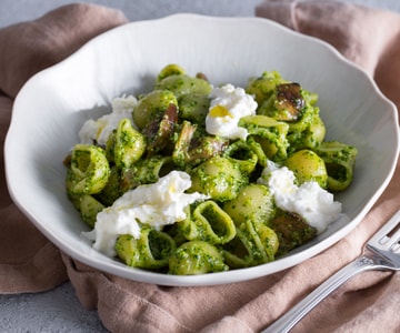 Pasta mit Rucola-Pesto, in Öl eingelegte Auberginen und Stracciatella