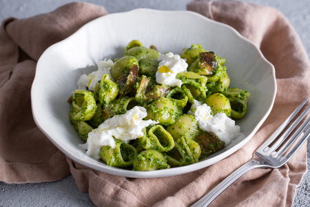 Pasta mit Rucola-Pesto, in Öl eingelegte Auberginen und Stracciatella