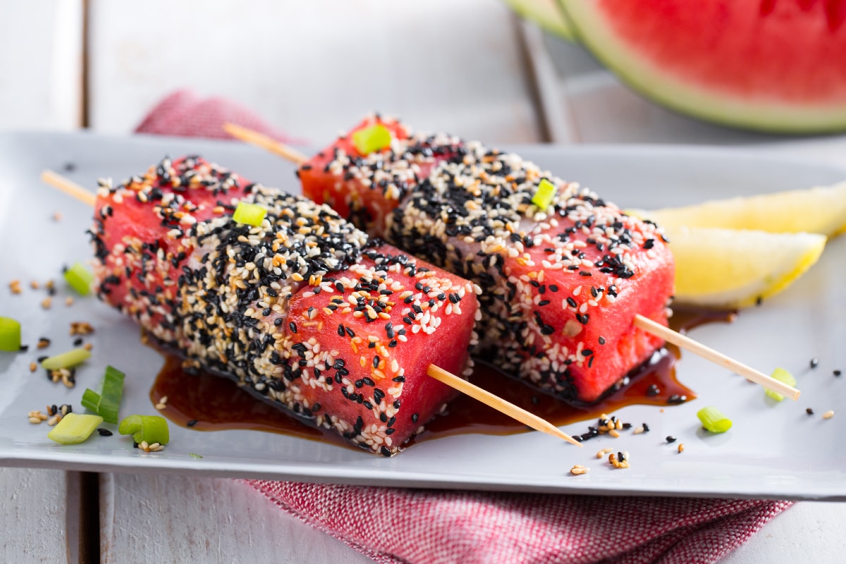 Tataki-Thunfisch- und Wassermelonen-Spieße