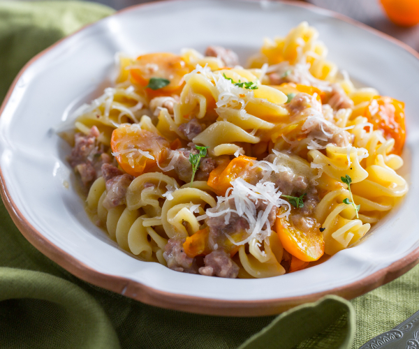 Fusilloni mit Wurst, gelben Datterini und Provolone