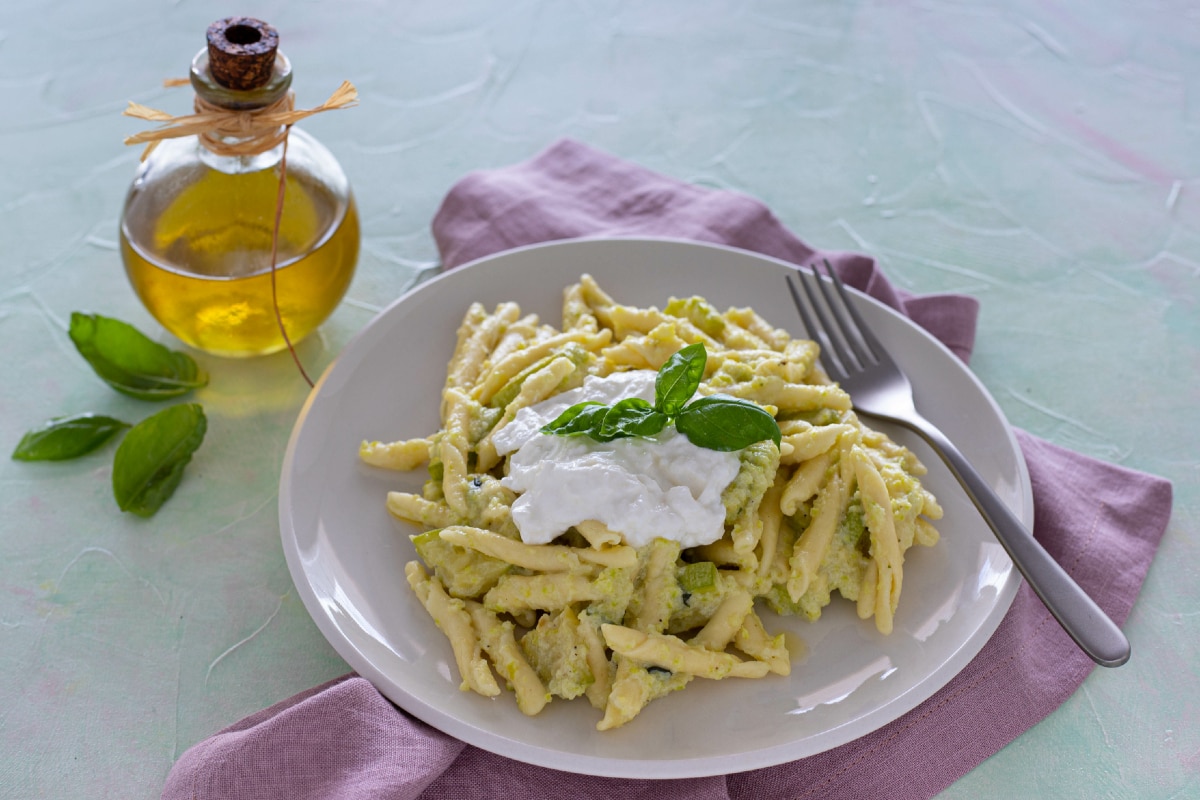 Pasta mit Zucchinicreme und Burrata