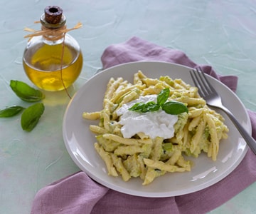 Pasta mit Zucchinicreme und Burrata