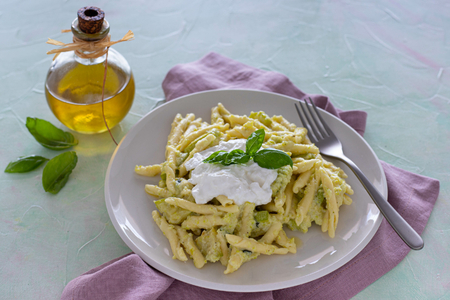 Pasta mit Zucchinicreme und Burrata