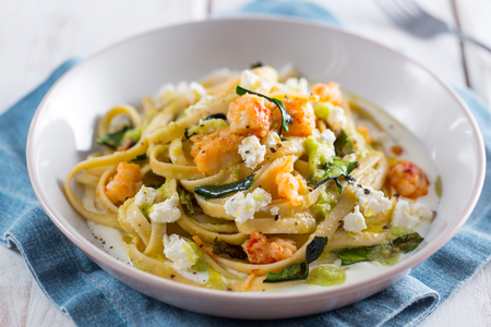 Pasta mit Robiolacreme, Garnelen und Zucchini