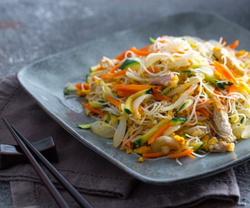 Reisnudeln mit Fleisch und Gemüse