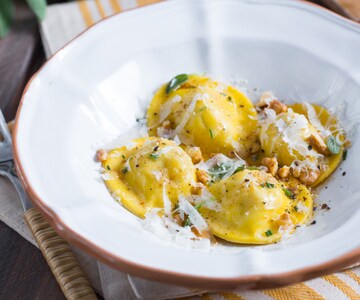 Ravioli gefüllt mit Perlhuhn und Grana Padano
