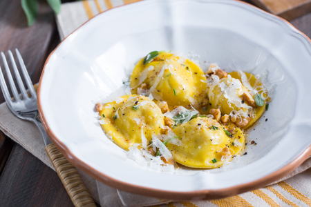 Ravioli gefüllt mit Perlhuhn und Grana Padano