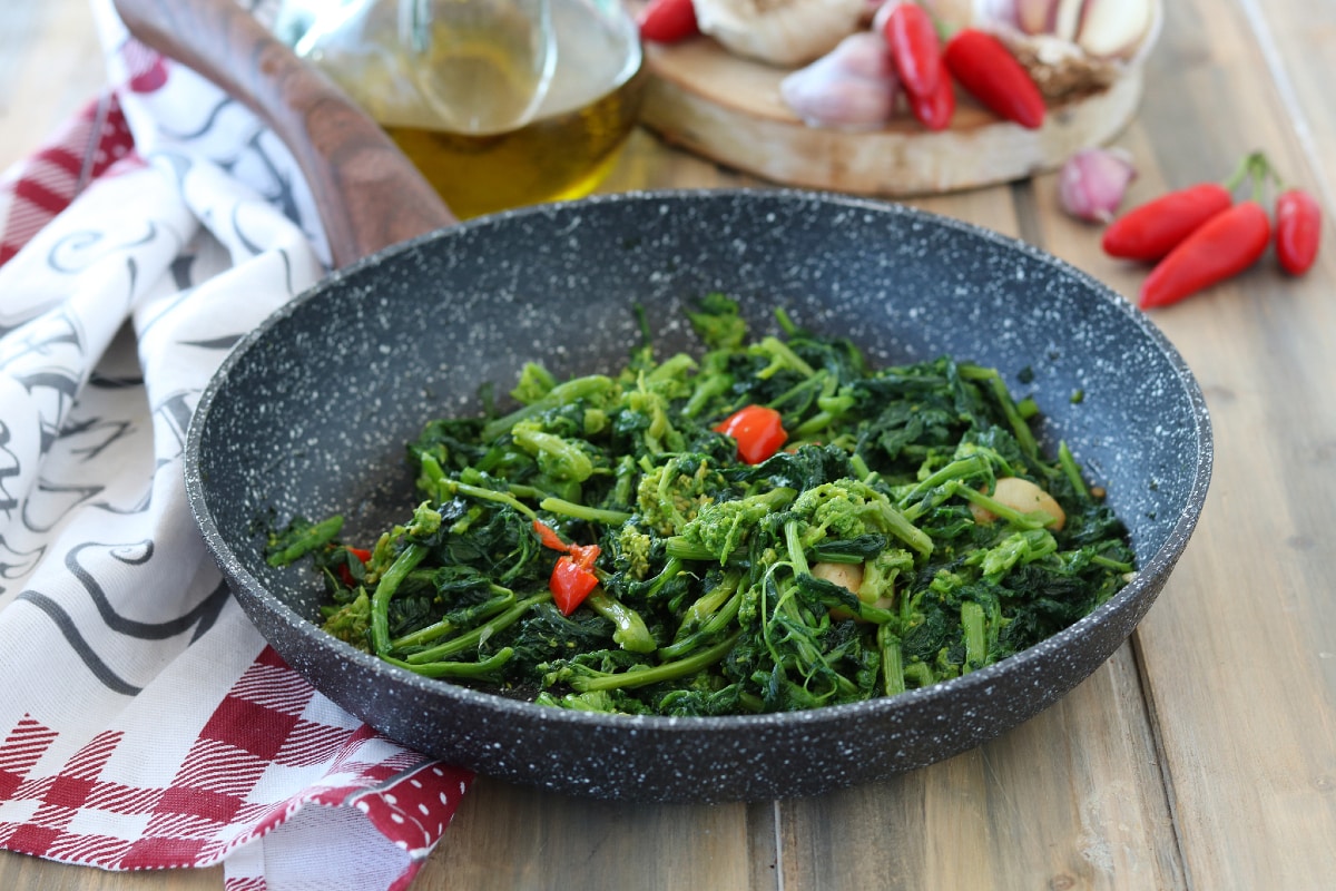 Stängelkohl in der Pfanne