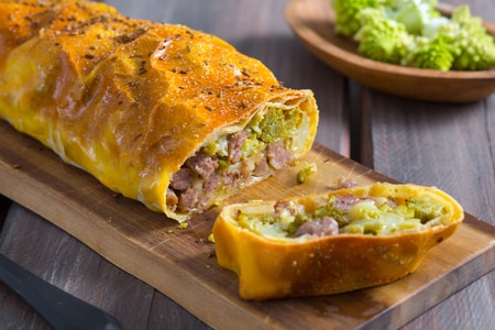 Herzhafter Strudel mit Asiago DOP, Brokkoli und Wurst