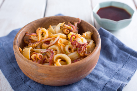 Gebratene Tintenfische mit Limette